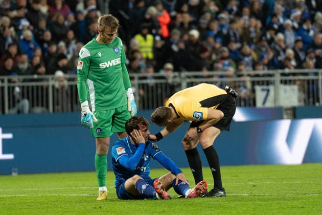 06 12 2025, xhfmx, Soccer 2 Bundesliga, SV Darmstadt 98 Karlsruher SC Kilian Corredor SV Darmstadt 98 stays down after a hit to the head Martin Petersen referee inquires DFL DFB REGULATIONS PROHIBIT ANY USE OF PHOTOGRAPHS as IMAGE SEQUENCES and or QUASI VIDEO Darmstadt