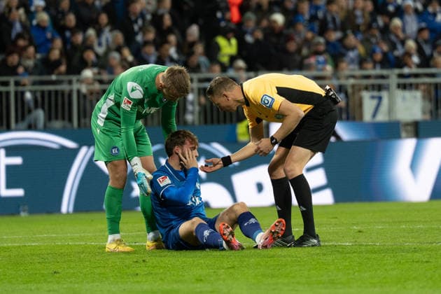 06 12 2025, xhfmx, Soccer 2 Bundesliga, SV Darmstadt 98 Karlsruher SC Kilian Corredor SV Darmstadt 98 stays down after a hit to the head Martin Petersen referee inquires DFL DFB REGULATIONS PROHIBIT ANY USE OF PHOTOGRAPHS as IMAGE SEQUENCES and or QUASI VIDEO Darmstadt