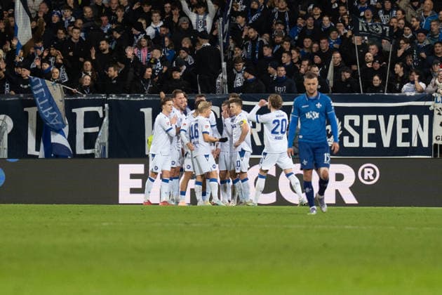 06 12 2025, xhfmx, Fußball 2 Bundesliga, SV Darmstadt 98 Karlsruher SC Der KSC bejubelt das 0 1 in Darmstadt Tor, Goal, Jubel, Celebration DFL DFB REGULATIONS PROHIBIT ANY USE OF PHOTOGRAPHS as IMAGE SEQUENCES and or QUASI VIDEO Darmstadt