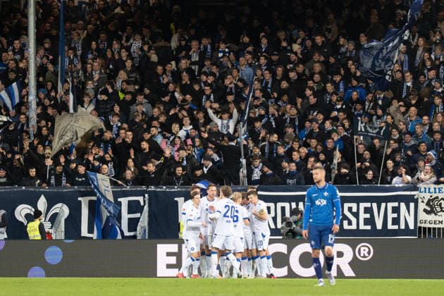 06 12 2025, xhfmx, Fußball 2 Bundesliga, SV Darmstadt 98 Karlsruher SC Der KSC bejubelt das 0 1 in Darmstadt Tor, Goal, Jubel, Celebration DFL DFB REGULATIONS PROHIBIT ANY USE OF PHOTOGRAPHS as IMAGE SEQUENCES and or QUASI VIDEO Darmstadt