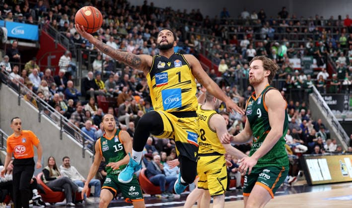 BAU 06 12 2025 Ludwigsburg Basketball MHP Riesen Ludwigsburg vs Gladiators Trier, f l Darnell Edge LB , Marco Hollersbacher Trier