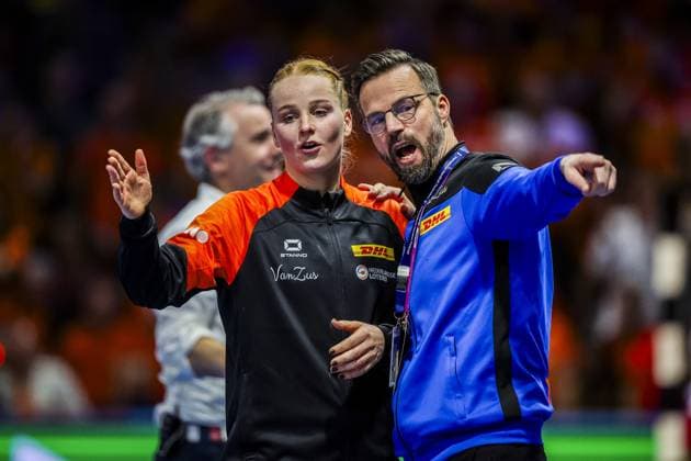 ROTTERDAM , 06-12-2025 , Rotterdam Ahoy , Womens World Championship, WM, Weltmeisterschaft Handball 2025 , match between Poland and Netherlands , picture shows Netherlands player Dione Housheer and Netherlands trainer coach Henrik Signell Poland - Netherlands (women)  x32383691x Copyright: