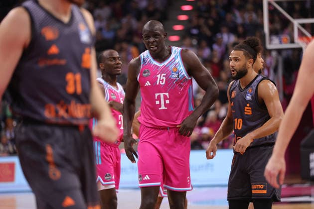 Kur Jongkuch Bonn, M next to Kaza Kajami Keane Chemnitz , Telekom Baskets Bonn vs Niners Chemnitz, easyCredit BBL, Matchday 9, Bonn, 06 12 2025
