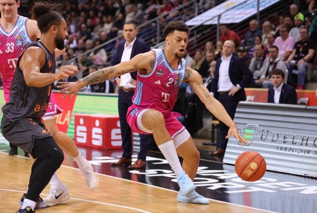 Alijah Comithier Bonn on the ball against Kaza Kajami Keane Chemnitz , Telekom Baskets Bonn vs Niners Chemnitz, easyCredit BBL, Matchday 9, Bonn, 06 12 2025