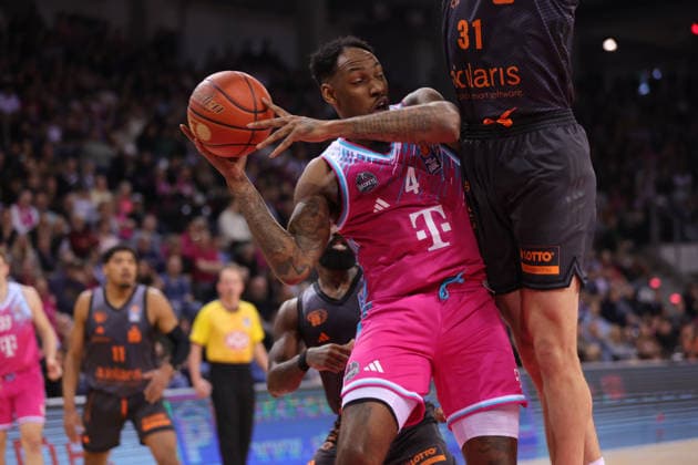 Jeff Garrett Bonn on the ball against Robbie Beran Jr Chemnitz , Telekom Baskets Bonn vs Niners Chemnitz, easyCredit BBL, Matchday 9, Bonn, 06 12 2025
