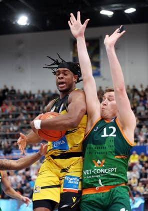 BAU 06 12 2025 Ludwigsburg Basketball MHP Riesen Ludwigsburg vs Gladiators Trier, f l Keeshawn Kellman LB , Marten Linßen Trier
