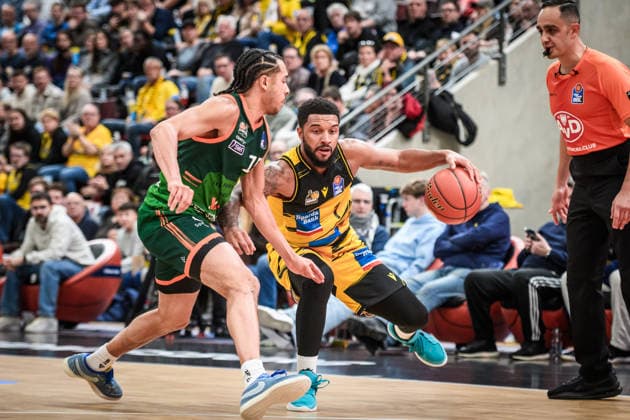 Darnell Edge MHP RIESEN Ludwigsburg, 01 vs Jordan Roland VET CONCEPT Gladiators Trier, 15 GER, MHP Riesen Ludwigsburg VET CONCEPT Gladiators Trier, easycredit BBL, Basketball, Bundesliga, Matchday 9, Season 2025 2026, 06 12 2025 GER, MHP Riesen Ludwigsburg VET CONCEPT Gladiators Trier, easycredit BBL, Basketball, Bundesliga, Matchday 9, Season 2025 2026, 06 12 2025 Ludwigsburg Copyright: xSandyxDinkelackerx EP_SDR