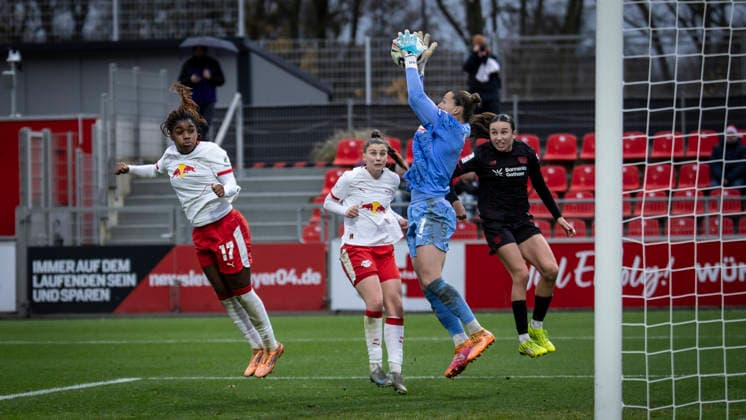 Womens Soccer Bundesliga Bayer 04 Leverkusen RB Leipzig, 06 12 2025 Elvira Herzog RB Leipzig, 1 catches a cross Bayer 04 Leverkusen RB Leipzig on matchday 12 of the Google Pixel Womens Bundesliga on 06 12 2025 at Ulrich Haberland Stadium in Leverkusen North Rhine-Westphalia DFL REGULATIONS PROHIBIT ANY USE OF PHOTOGRAPHS AS IMAGE SEQUENCES AND OR QUASI VIDEO Copyright: xBEAUTIFULxSPORTS AxelxKohringx