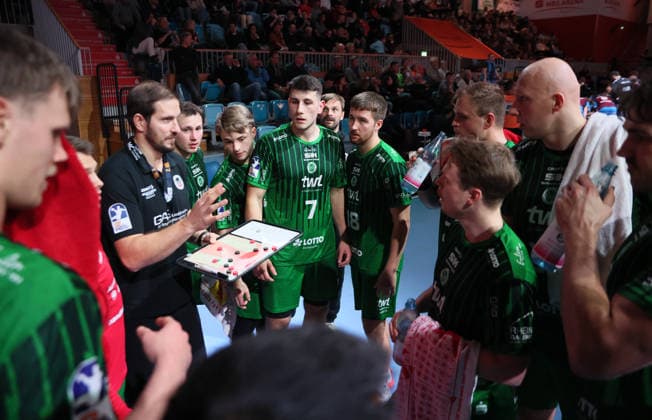 GER HBL2 Season 2025 2026 VfL Potsdam vs EULEN Ludwigshafen, 06 12 25, MBS Arena, Potsdam Timeout, Team Eulen Ludwigshafen, Speech, Michael HAAS Eulen Ludwigshafen Coach