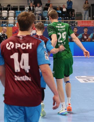 GER HBL2 Season 2025 2026 VfL Potsdam vs. EULEN Ludwigshafen, 06 12 25, MBS Arena, Potsdam Max GÜNTHER 1 VfL Potsdam 14 accompanies the injured Friedrich SCHMITT Eulen Ludwigshafen 29 to the substitution bench