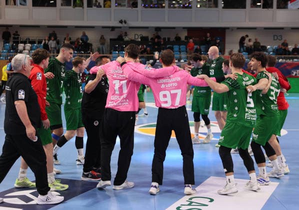 GER HBL2 season 2025 2026 VfL Potsdam vs EULEN Ludwigshafen, 06 12 25, MBS Arena, Potsdam the owls Ludwigshafen celebrate the point win at 1 VfL Potsdam, jubilation, emotion, circle