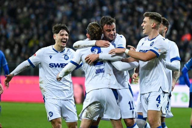The players of Karlsruher SC celebrate the own goal to 0 1 by Matej Maglica SV Darmstadt 1898, 05 , GER, SV Darmstadt 98 vs Karlsruher SC, Soccer, 2 Bundesliga, Matchday 15, Season 2025 2026, 06 12 2025 DFL REGULATES PROHIBIT ANY USE OF PHOTOGRAPHS AS IMAGE SEQUENCES AND OR QUASI VIDEO GER, SV Darmstadt 98 vs Karlsruher SC, Football, 2 Bundesliga, Matchday 15, Season 2025 2026, 06 12 2025 Darmstadt Copyright: xEibner-Pressefoto FlorianxWiegandx EP_FWD