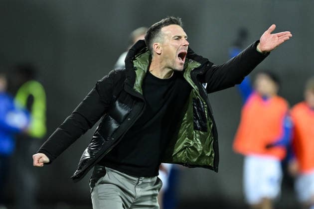Christian Eichner Karlsruher SC, Head Coach gestures, GER, SV Darmstadt 98 vs Karlsruher SC, Football, 2 Bundesliga, Matchday 15, Season 2025 2026, 06 12 2025 DFL REGULATES PROHIBIT ANY USE OF PHOTOGRAPHS AS IMAGE SEQUENCES AND OR QUASI VIDEO GER, SV Darmstadt 98 vs Karlsruher SC, Football, 2 Bundesliga, Matchday 15, Season 2025 2026, 06 12 2025 Darmstadt Copyright: xEibner-Pressefoto FlorianxWiegandx EP_FWD