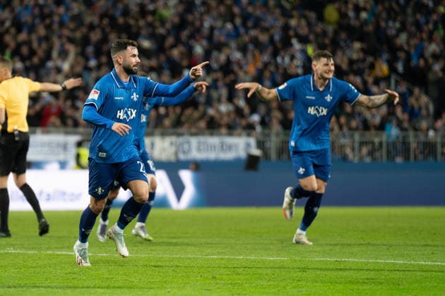 06 12 2025, xhfmx, Fussball 2 Bundesliga, SV Darmstadt 98 Karlsruher SC Marco Richter SV Darmstadt 98 celebrates his goal for 1 1 against Karlsruher SC Tor, Goal, Jubel, Celebation DFL DFB REGULATIONS PROHIBIT ANY USE OF PHOTOGRAPHS as IMAGE SEQUENCES and or QUASI VIDEO Darmstadt