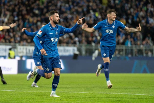 06 12 2025, xhfmx, Fussball 2 Bundesliga, SV Darmstadt 98 Karlsruher SC Marco Richter SV Darmstadt 98 celebrates his goal for 1 1 against Karlsruher SC Tor, Goal, Jubel, Celebation DFL DFB REGULATIONS PROHIBIT ANY USE OF PHOTOGRAPHS as IMAGE SEQUENCES and or QUASI VIDEO Darmstadt