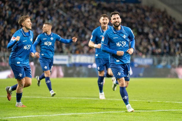 06 12 2025, xhfmx, Fussball 2 Bundesliga, SV Darmstadt 98 Karlsruher SC Marco Richter SV Darmstadt 98 celebrates his goal for 1 1 against Karlsruher SC Tor, Goal, Jubel, Celebation DFL DFB REGULATIONS PROHIBIT ANY USE OF PHOTOGRAPHS as IMAGE SEQUENCES and or QUASI VIDEO Darmstadt