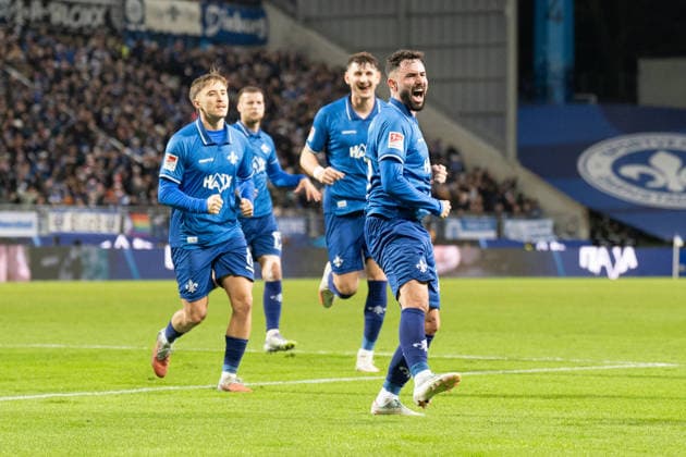 06 12 2025, xhfmx, Fussball 2 Bundesliga, SV Darmstadt 98 Karlsruher SC Marco Richter SV Darmstadt 98 celebrates his goal for 1 1 against Karlsruher SC Tor, Goal, Jubel, Celebation DFL DFB REGULATIONS PROHIBIT ANY USE OF PHOTOGRAPHS as IMAGE SEQUENCES and or QUASI VIDEO Darmstadt