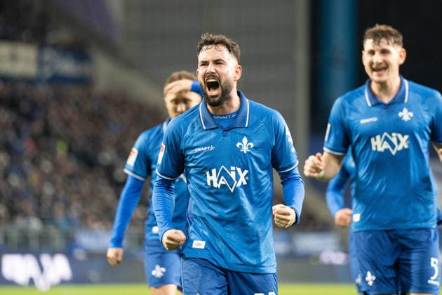 06 12 2025, xhfmx, Fussball 2 Bundesliga, SV Darmstadt 98 Karlsruher SC Marco Richter SV Darmstadt 98 celebrates his goal for 1 1 against Karlsruher SC Tor, Goal, Jubel, Celebation Hinter Ihm Matej Maglica SV Darmstadt 98 DFL DFB REGULATIONS PROHIBIT ANY USE OF PHOTOGRAPHS as IMAGE SEQUENCES and or QUASI VIDEO Darmstadt