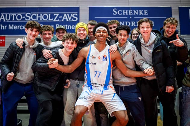easycredit BBL Basketball Bundesliga 2025 2026 9 Matchday 06 12 2025 Science City Jena vs ratiopharm ulm center Daniel Biel Jena is celebrated after the game by his buddies after his BBL debut for Jena Sparkassen Arena
