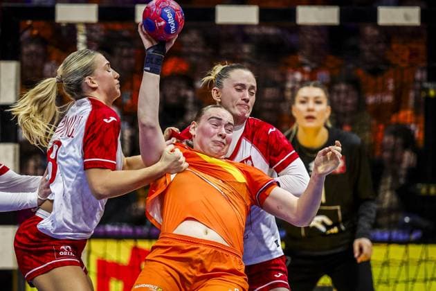ROTTERDAM , 06-12-2025 , Rotterdam Ahoy , Womens World Championship, WM, Weltmeisterschaft Handball 2025 , match between Poland and Netherlands , picture shows Poland player Paulina Uscinowicz and Netherlands player Romee Maarschalkerweerd and Poland player Karolina Kochaniak Poland - Netherlands (women)  x32383789x Copyright: