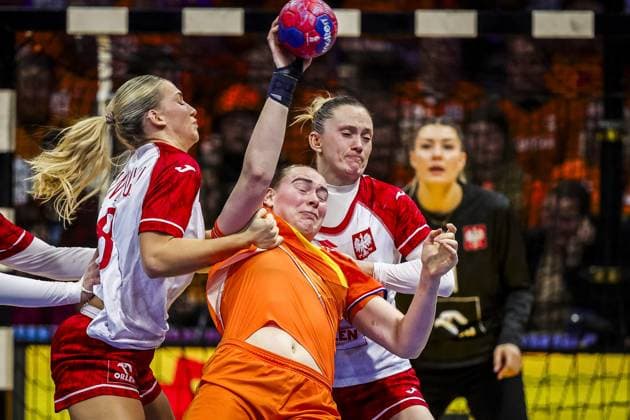 ROTTERDAM , 06-12-2025 , Rotterdam Ahoy , Womens World Championship, WM, Weltmeisterschaft Handball 2025 , match between Poland and Netherlands , picture shows Poland player Paulina Uscinowicz and Netherlands player Romee Maarschalkerweerd and Poland player Karolina Kochaniak Poland - Netherlands (women)  x32383790x Copyright: