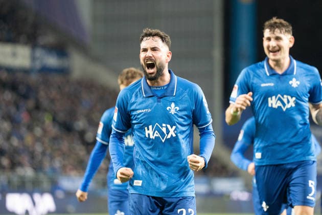 06 12 2025, xhfmx, Fussball 2 Bundesliga, SV Darmstadt 98 Karlsruher SC Marco Richter SV Darmstadt 98 celebrates his goal for 1 1 against Karlsruher SC Tor, Goal, Jubel, Celebation Hinter Ihm Matej Maglica SV Darmstadt 98 DFL DFB REGULATIONS PROHIBIT ANY USE OF PHOTOGRAPHS as IMAGE SEQUENCES and or QUASI VIDEO Darmstadt