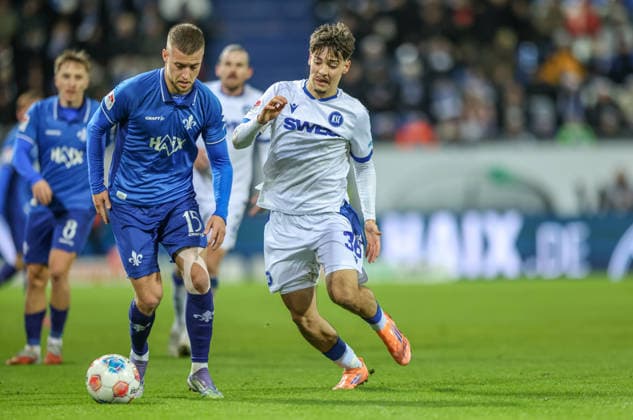 GER, Darmstadt, SV Darmstadt 98 vs Karlsruher SC, 2 Bundesliga, Football, DFB, Season 2025 2026, Merck Stadion am Böllenfalltor, 15 Matchday in picture from l Fabian Nürnberger SV Darmstadt 98 15 , Rafael Pinto Pedrosa Karlsruher SC 36 DFB DFL REGULATIONS PROHIBIT ANY USE OF PHOTOGRAPHS AS IMAGE SEQUENCES AND OR QUASI VIDEO, 06 12 2025 Copyright: HMBxMedia HendrikxHamelau