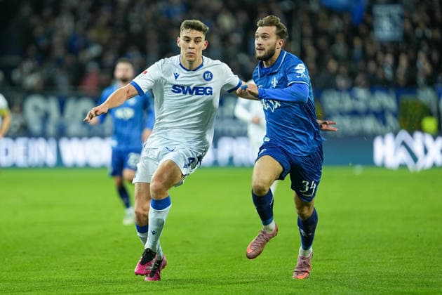 Soccer 2 Bundesliga, Matchday 15, SV Darmstadt 98 Karlsruher SC on 06 12 2025 in Darmstadt Merck Stadion am Böllenfalltor , Germany, Season 2025 2026 DFB DFL REGULATIONS PROHIBIT ANY USE OF PHOTOGRAPHS as IMAGE SEQUENCES and or QUASI VIDEO Marcel Beifus 4, KSC in duel without ball with Killian Julian Corredor 34, SVD Darmstadt Merck Stadion am Böllenfalltor Germany Copyright: xChristophxKinzingerx
