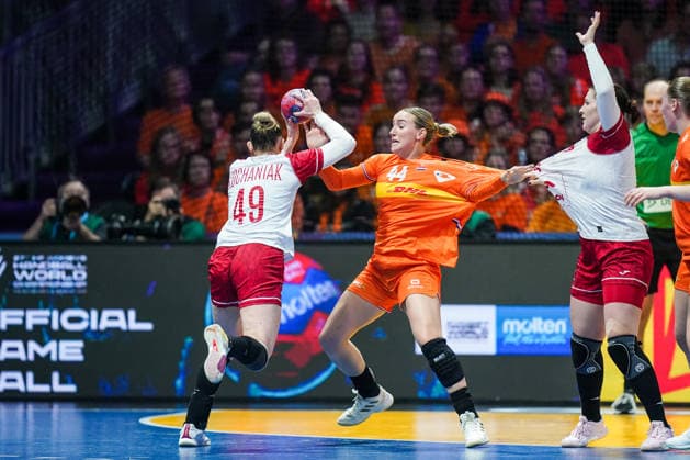 2025-12-06 Netherlands v Poland - IHF World Women s Handball Championship ROTTERDAM, NETHERLANDS - DECEMBER 6: Karolina Kochaniak-Sala of Poland, Nikita van der Vliet of the Netherlands during the IHF World Women s Handball Championship match between Netherlands and Poland at Ahoy on December 6, 2025 in Rotterdam, Netherlands. Rotterdam Ahoy Netherlands Content not available for redistribution in The Netherlands directly or indirectly through any third parties. Copyright: xHenkxSeppenx
