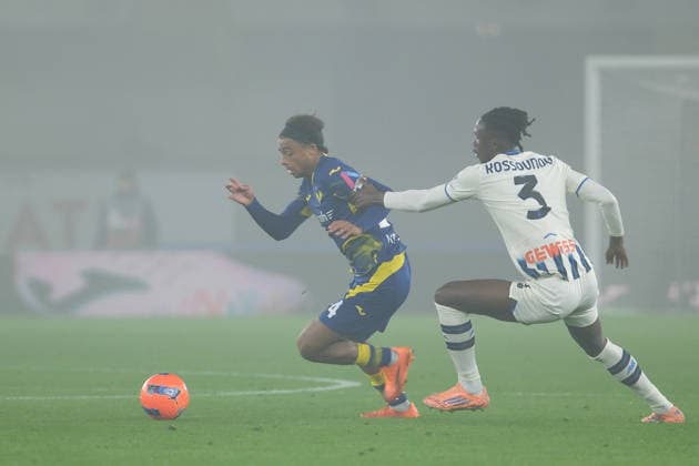 CALCIO - Serie A - Hellas Verona FC vs Atalanta BC Duel between Antoine Bernede of Hellas Verona FC and Odilon Kossounou of Atalanta BC 1907 during the soccer match between Hellas Verona FC and Atalanta BC, MD14 of Serie A Enilive Italian soccer championship 2025 2026 at Marcantonio Bentegodi Stadium on December 6, 2025, Verona, Italy. Verona Italy  Copyright: xIPAxSport ABACAx