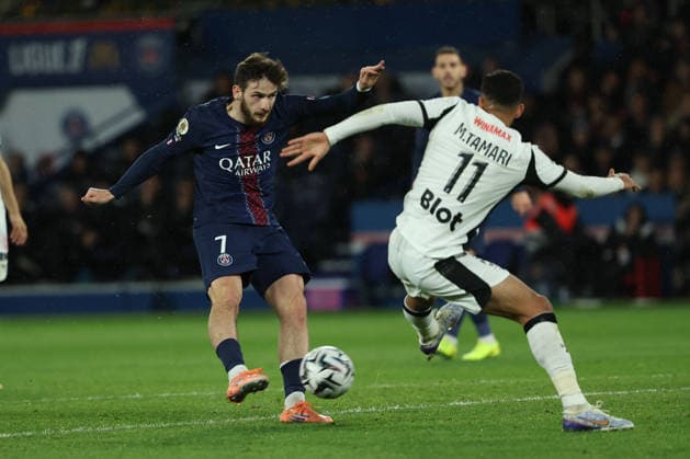 FBL FRA LIGUE1 Paris Saint Germain Stade Rennes Khvicha Kvaratskhelia Paris Saint Germain scores a goal, Mousa al Taamari Stade Rennes during the French L1 football match between Paris Saint Germain PSG an Stade Rennes at Parc des Princes Paris ,France, on December 06, 2025 Copyright: JoaquimxFerreira