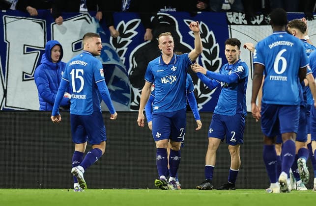 06 12 2025, Soccer 2 Bundesliga, SV Darmstadt 98 Karlsruher SC, emonline, emspor, despor, v l , Goal celebration, celebrate the goal by Isac Lidberg SV Darmstadt 98 , Goal celebration, celebrate the goal DFL DFB REGULATIONS PROHIBIT ANY USE OF PHOTOGRAPHS AS IMAGE SEQUENCES AND OR QUASI VIDEO xdcx Copyright: HMBxMedia Claus