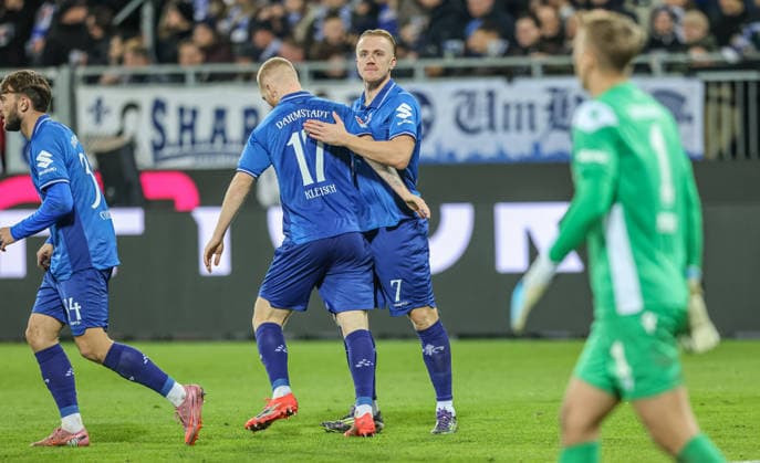GER, Darmstadt, SV Darmstadt 98 vs Karlsruher SC, 2 Bundesliga, Football, DFB, Season 2025 2026, Merck Stadion am Böllenfalltor, 15 Matchday in picture Goal and jubilation, Joy, Isac Lidberg SV Darmstadt 98 7 scores the goal for 2 1 DFB DFL REGULATIONS PROHIBIT ANY USE OF PHOTOGRAPHS AS IMAGE SEQUENCES AND OR QUASI VIDEO, 06 12 2025 Copyright: HMBxMedia HendrikxHamelau