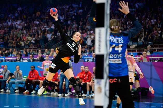 Handball, Womens World Championship, Main Round Spain Germany Nieke Kühne Kuehne Germany , Lucia Prades Ricondo Spain Dortmund Westfalenhalle Nordrhein Westfalen Germany