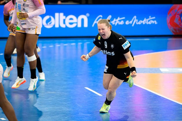 Handball, Womens World Championship, Main Round Spain Germany Lisa Antl Germany Jubel Freude Emotion Dortmund Westfalenhalle Nordrhein Westfalen Germany