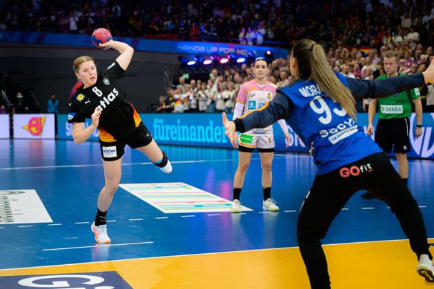 Handball, Womens World Championship, Main Round Spain Germany Nina Engel Germany , Nicole Morales Claure Spain Dortmund Westfalenhalle Nordrhein Westfalen Germany