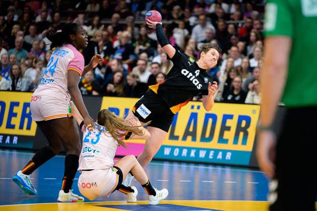 Handball, Womens World Championship, Main Round Spain Germany v li Lysa Tchaptchet Defo Spain , Paula Arcos Poveda Spain , Alina Grijseels Germany Dortmund Westfalenhalle Nordrhein Westfalen Germany