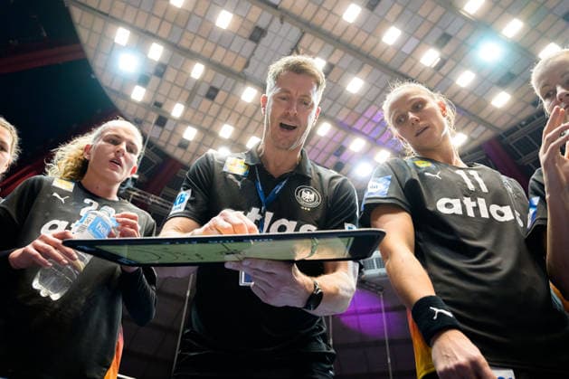 Handball, Womens World Championship, Main Round Spain Germany Coach Markus Gaugisch Germany in time-out Dortmund Westfalenhalle North Rhine-Westphalia Germany