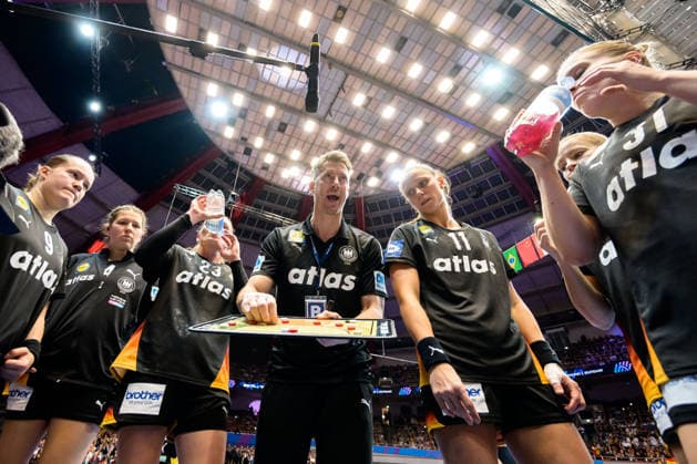 Handball, Womens World Championship, Main Round Spain Germany Coach Markus Gaugisch Germany in time-out Dortmund Westfalenhalle North Rhine-Westphalia Germany