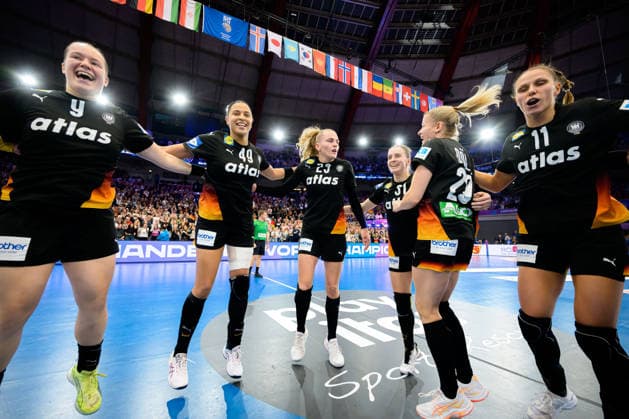Handball, Womens World Championship, Main Round Spain Germany Lisa Antl Germany , Aimee von Pereira Germany , Annika Lott Germany , Alexia Hauf Germany Final Cheers Final Cheers Emotion Joy Dortmund Westfalenhalle Nordrhein Westfalen Germany