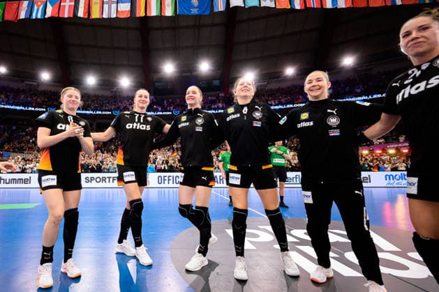 Handball, Womens World Championship, Main Round Spain Germany Nina Engel Germany , Viola Leuchter Germany , Nina Engel Germany , Marie Steffen Germany , Goalkeeper Katharina Filter Germany Final Cheer Final Cheer Emotion Joy Dortmund Westfalenhalle Nordrhein Westfalen Germany