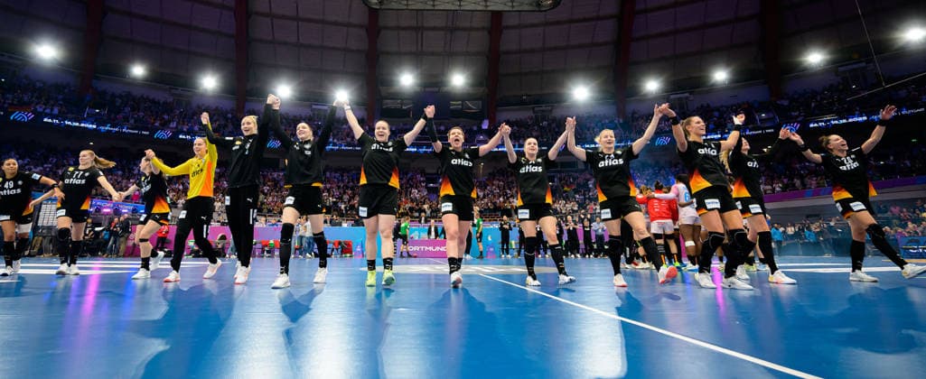Handball, Womens World Championship, main round Spain Germany the team of Germany final cheer final cheer emotion joy Dortmund Westfalenhalle Nordrhein Westfalen Germany