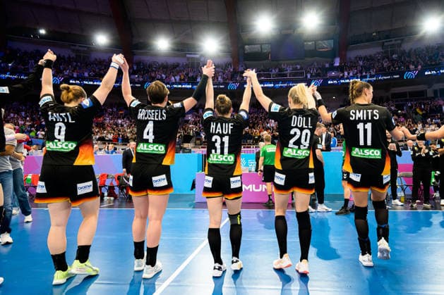 Handball, Womens World Championship, Main Round Spain Germany Lisa Antl Germany , Alina Grijseels Germany , Alexia Hauf Germany , Antje Döll Doell Germany Final Cheer Final Cheer Emotion Joy Dortmund Westfalenhalle Nordrhein Westfalen Germany