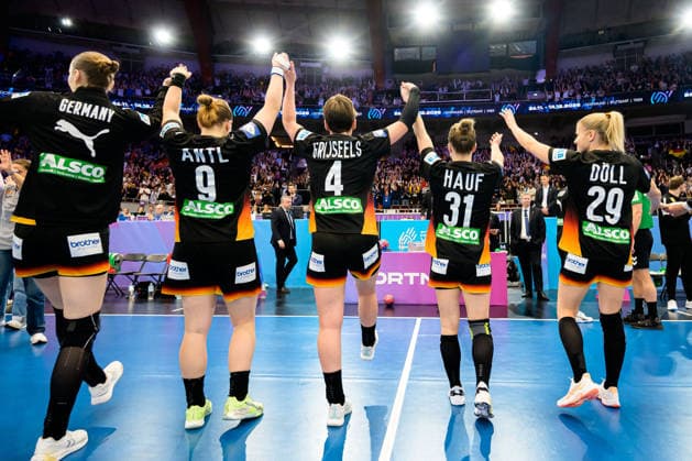 Handball, Womens World Championship, Main Round Spain Germany from left Nina Engel Germany , Lisa Antl Germany , Alina Grijseels Germany , Alexia Hauf Germany , Antje Döll Doell Germany Final Cheer Final Cheer Emotion Joy Dortmund Westfalenhalle Nordrhein Westfalen Germany