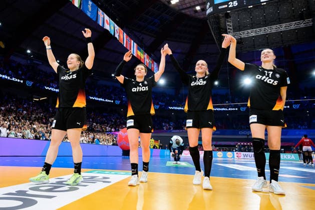 Handball, Womens World Championship, Main Round Spain Germany from left Lisa Antl Germany , Alina Grijseels Germany , Annika Lott Germany , Viola Leuchter Germany Final Cheer Final Cheer Emotion Joy Dortmund Westfalenhalle Nordrhein Westfalen Germany