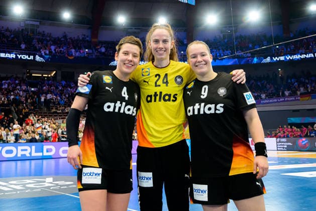 Handball, Womens World Championship, Main Round Spain Germany Alina Grijseels Germany , Goalkeeper Sarah Wachter Germany , Lisa Antl Germany Dortmund Westfalenhalle Nordrhein Westfalen Germany
