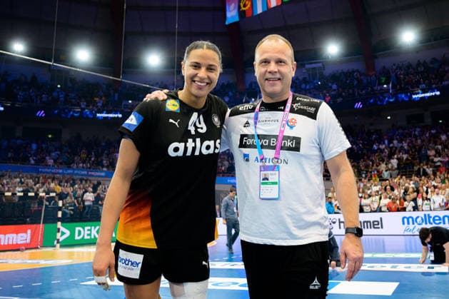 Handball, Womens World Championship, Main Round Spain Germany Aimee von Pereira Germany , Coach Claus Leth Mogensen Faeroer Dortmund Westfalenhalle Nordrhein Westfalen Germany