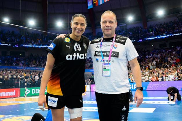Handball, Womens World Championship, Main Round Spain Germany Aimee von Pereira Germany , Coach Claus Leth Mogensen Faeroer Dortmund Westfalenhalle Nordrhein Westfalen Germany