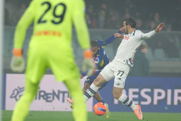 Hellas Verona FC v Atalanta BC - Serie A Rafik Belghali of Hellas Verona FC contrasts with Davide Zappacosta of Atalanta BC 1907 during the soccer match between Hellas Verona FC and Atalanta BC, MD14 of the Serie A Enilive Italian soccer championship 2025 2026 at Marcantonio Bentegodi Stadium in Verona, Italy, on December 6, 2025. Verona Italy Italy  Copyright: xRobertoxTommasinix originalFilename:tommasini-hellasve251206_np5VX.jpg