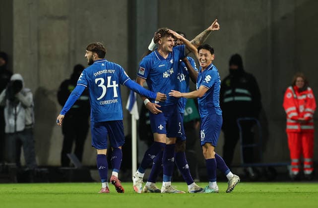 06 12 2025, Soccer 2 Bundesliga, SV Darmstadt 98 Karlsruher SC, emonline, emspor, despor, v l , Goal celebration, celebrate the goal DFL DFB REGULATIONS PROHIBIT ANY USE OF PHOTOGRAPHS AS IMAGE SEQUENCES AND OR QUASI VIDEO xdcx Copyright: HMBxMedia Claus